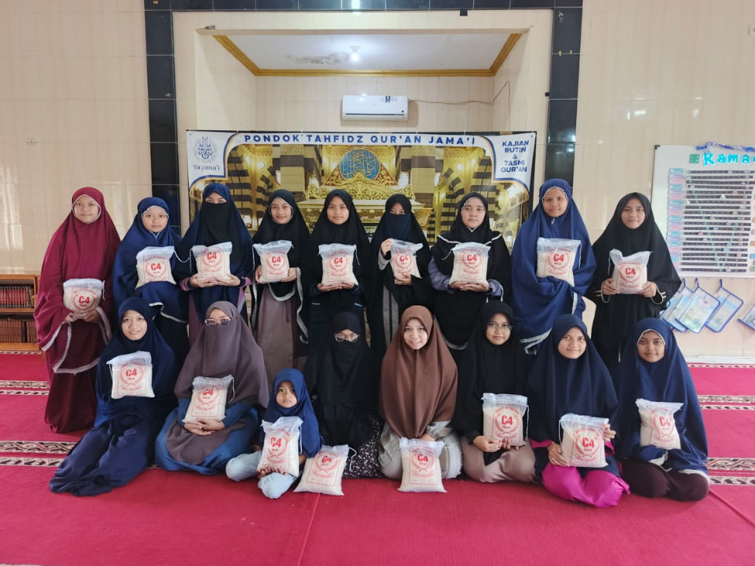 Langkah Nyata Kepedulian: Warga Cikampak Terima Program Berbagi Beras