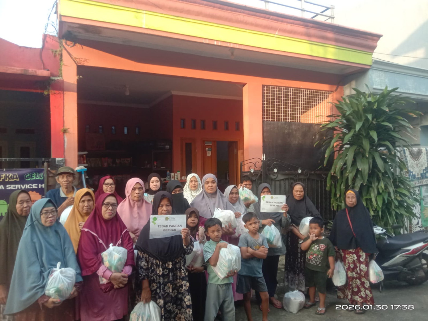 Berbagi Beras untuk 111 Warga di Naggewer Cibinong