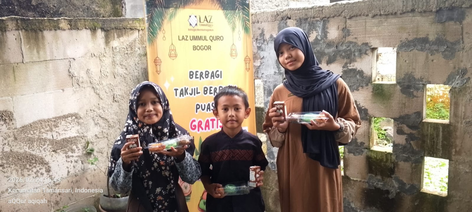 Berbagi Takjil Ramadhan, LAZ Ummul Quro Bogor Hadir di Desa Sirnagalih