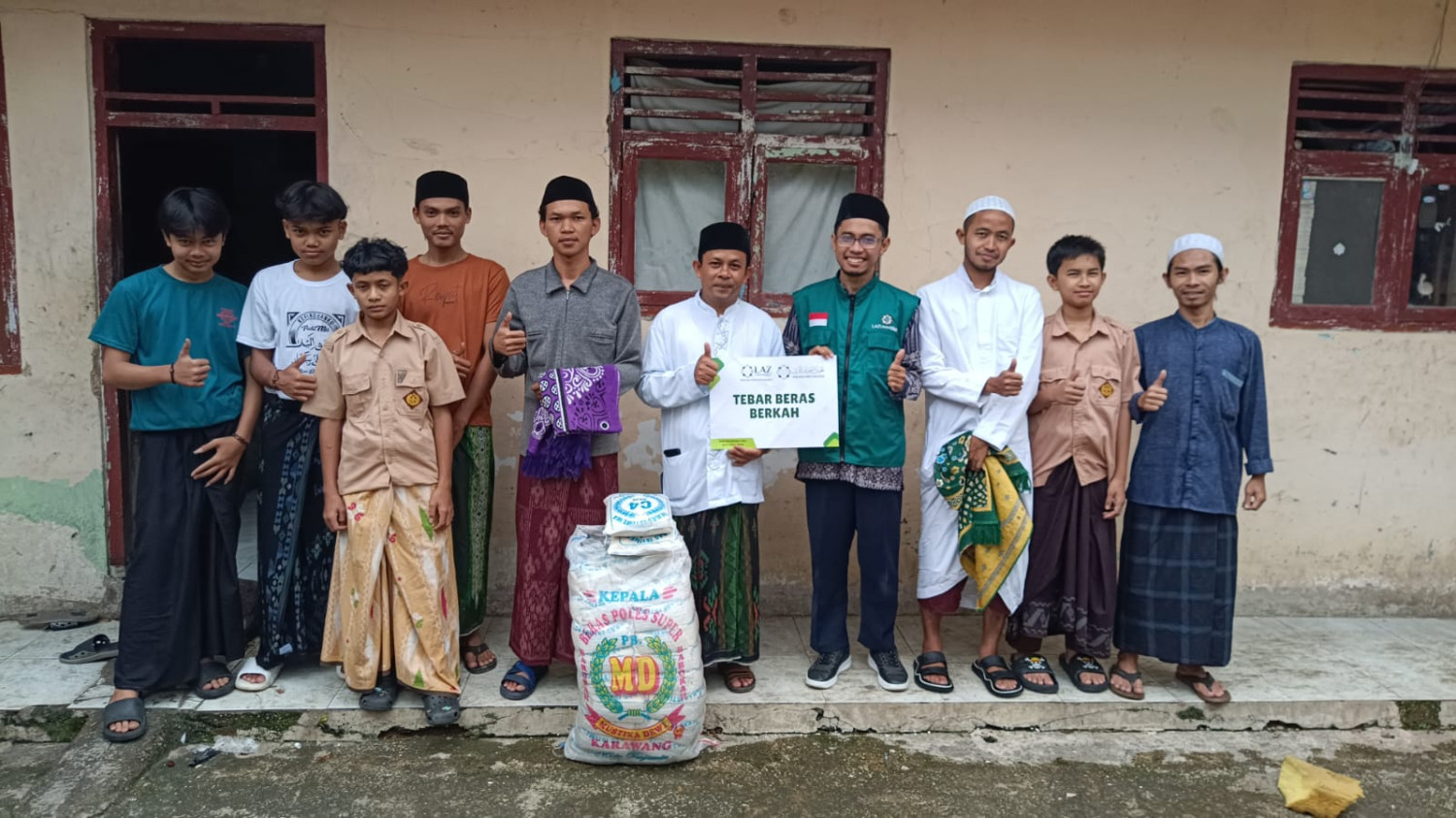 Berbagi Beras Bahagia di Pondok Pesantren Miftahul Falah An-Nasiriyah Sukamakmur